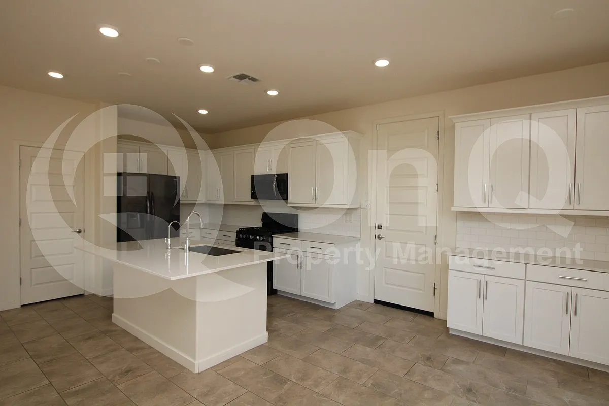 3 bed, 3.0 bath, 2100 sqft, $2,599 — Photo 2