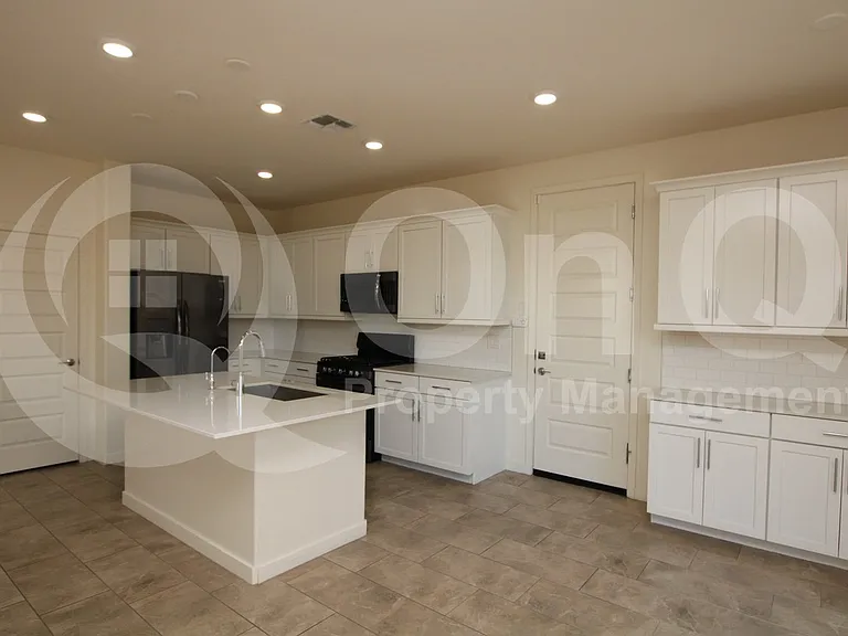 943 E Danbury Dr — Photo 2