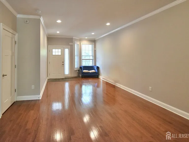 61 McCormick Ave S — Photo 7
