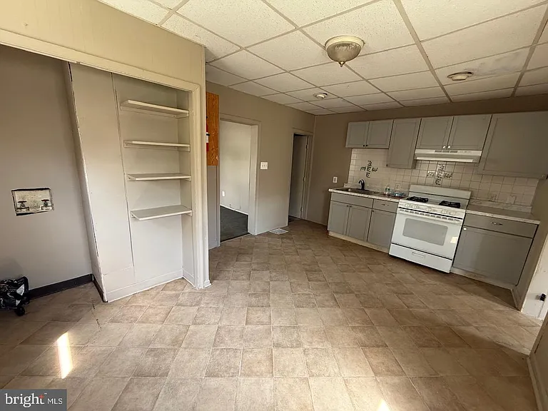 16 Delsea Dr N — Photo 3