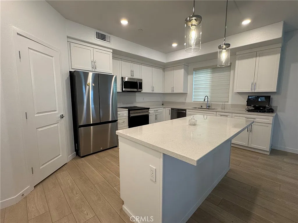 4 bed, 3.5 bath, 2303 sqft, $4,500 — Photo 3