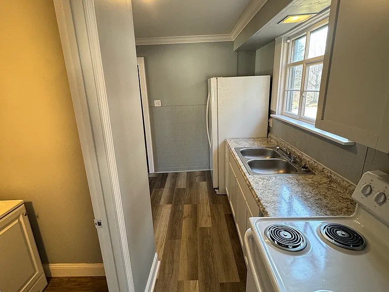 1056 Burkhardt Ave — Photo 9