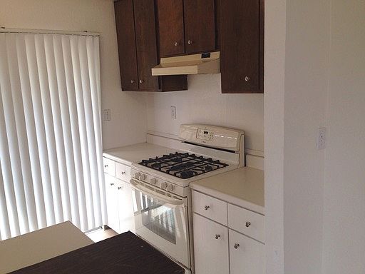 4th image of 2654-56 Comstock St