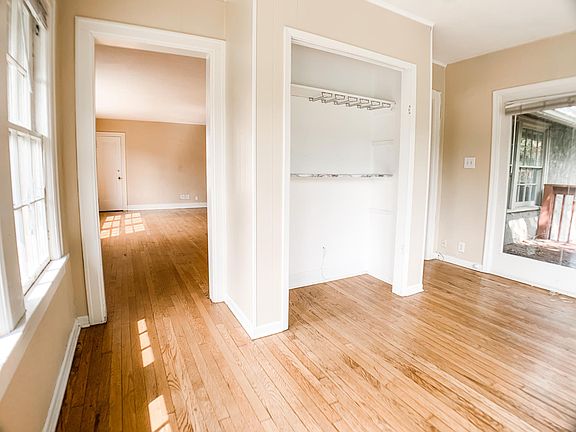 3rd image of 1124 Ward Pkwy #2