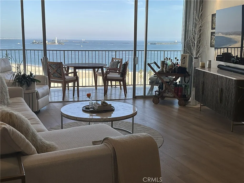 2 bed, 1080 sqft, $5,200 — Photo 4