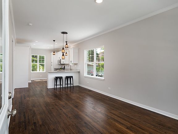 3rd image of 947 E Prairie Ave