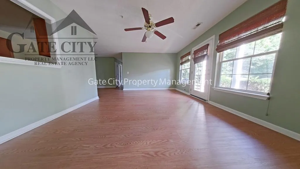 905 Hanahan Ct — Photo 4