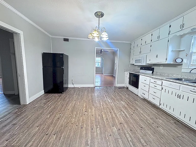 609 Warner Ave — Photo 6