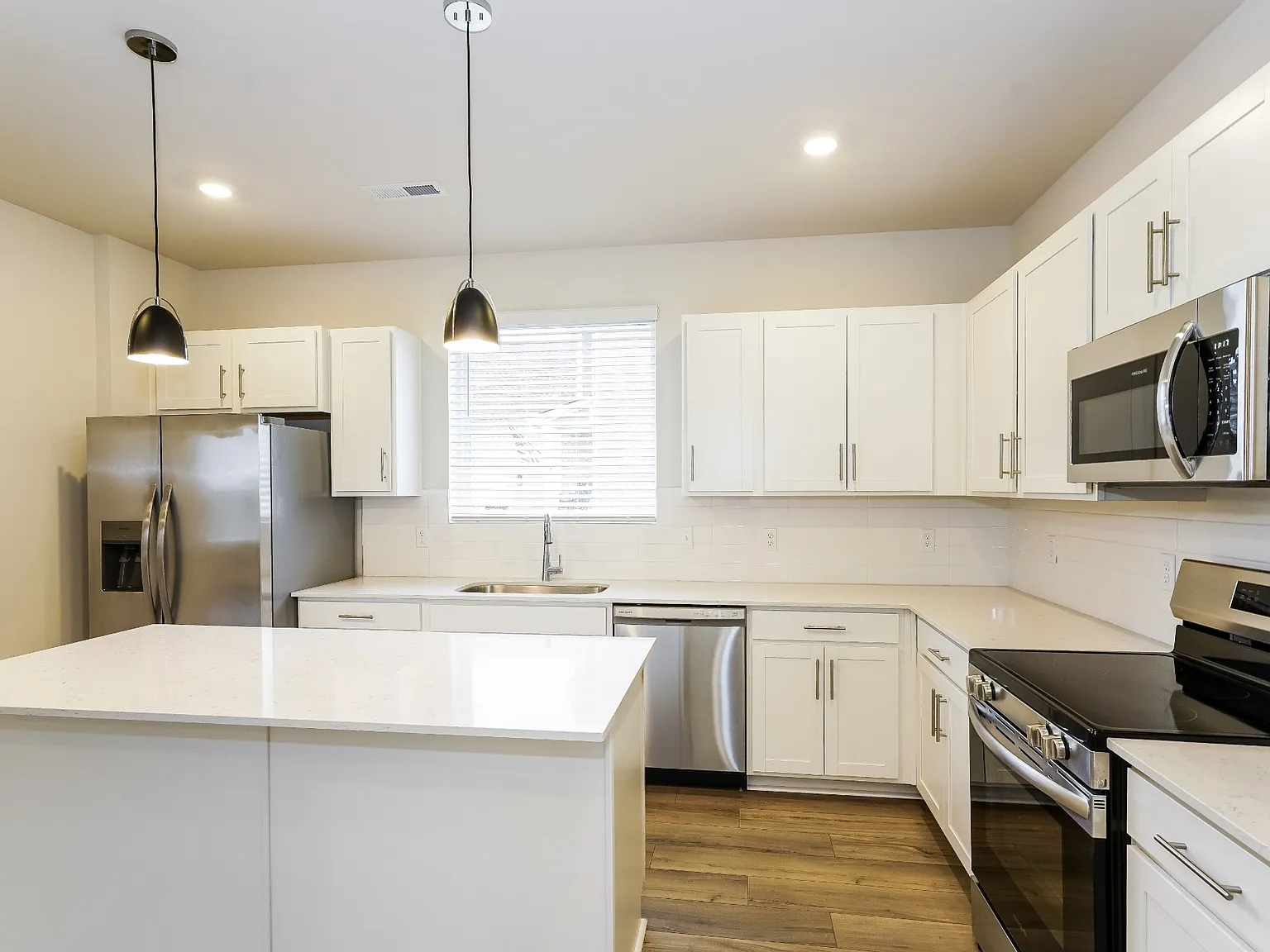 3 bed, 2.5 bath, 1704 sqft, $2,489 — Photo 4