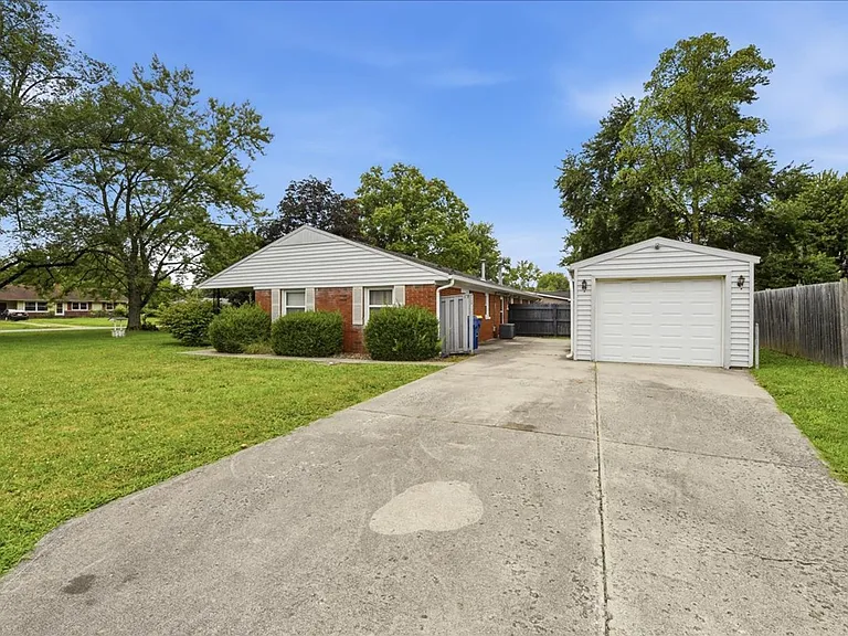 5420 N Sadlier Dr — Photo 1