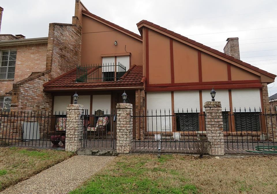 1st image of 2442 Country Club Dr
