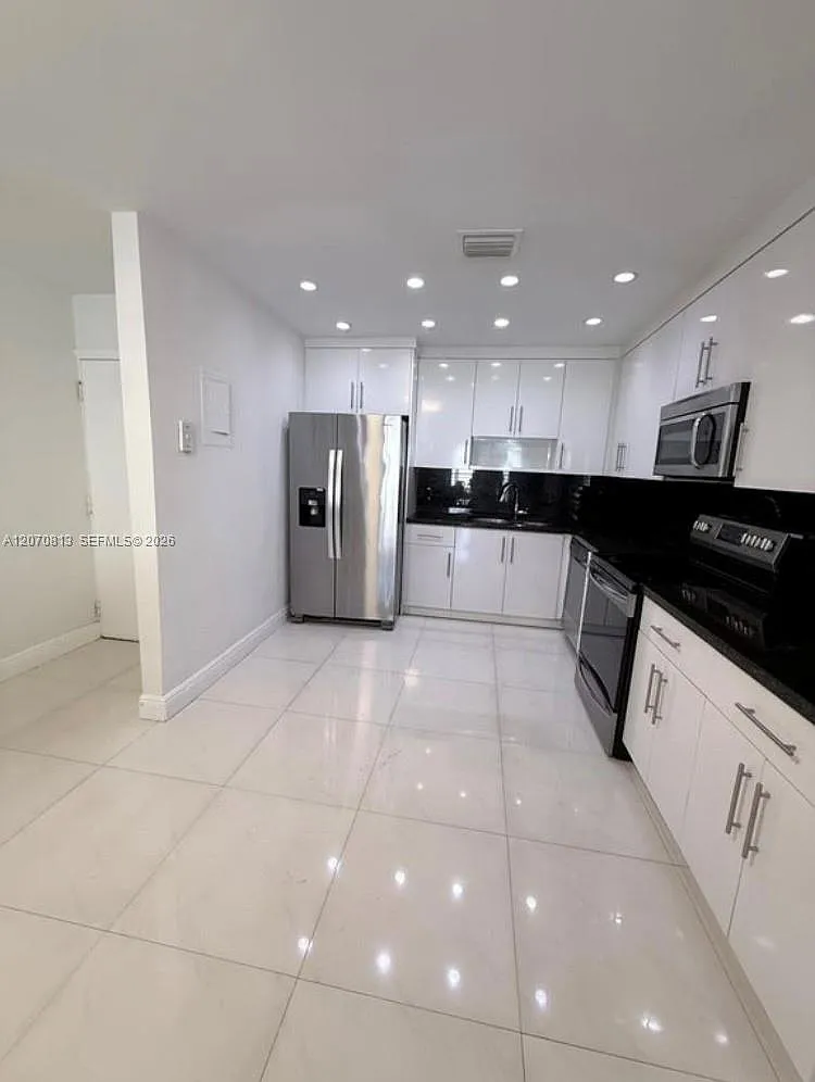 Emerald Hills C C Apts Co — Photo 3