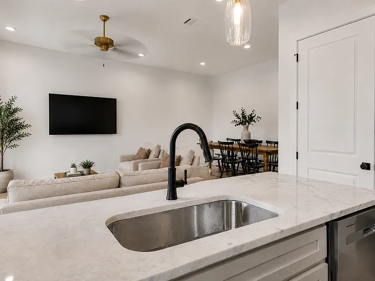 805 Broyles St #101 — Photo 4