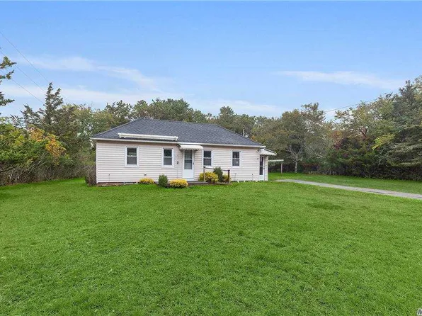 49 Station Rd, Westhampton, NY 11977