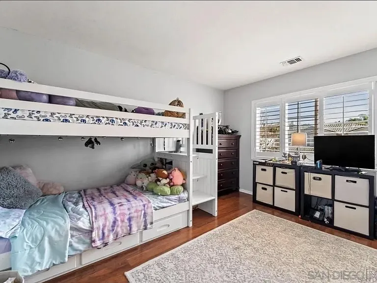 1729 Mendota St — Photo 9