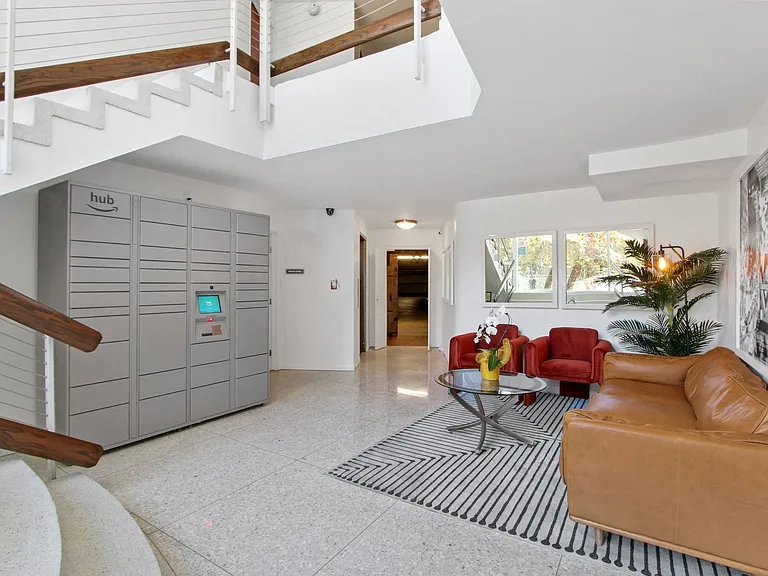 Barrington Avenue Apartment Homes — Photo 4