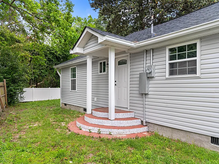 565 Louis St — Photo 31