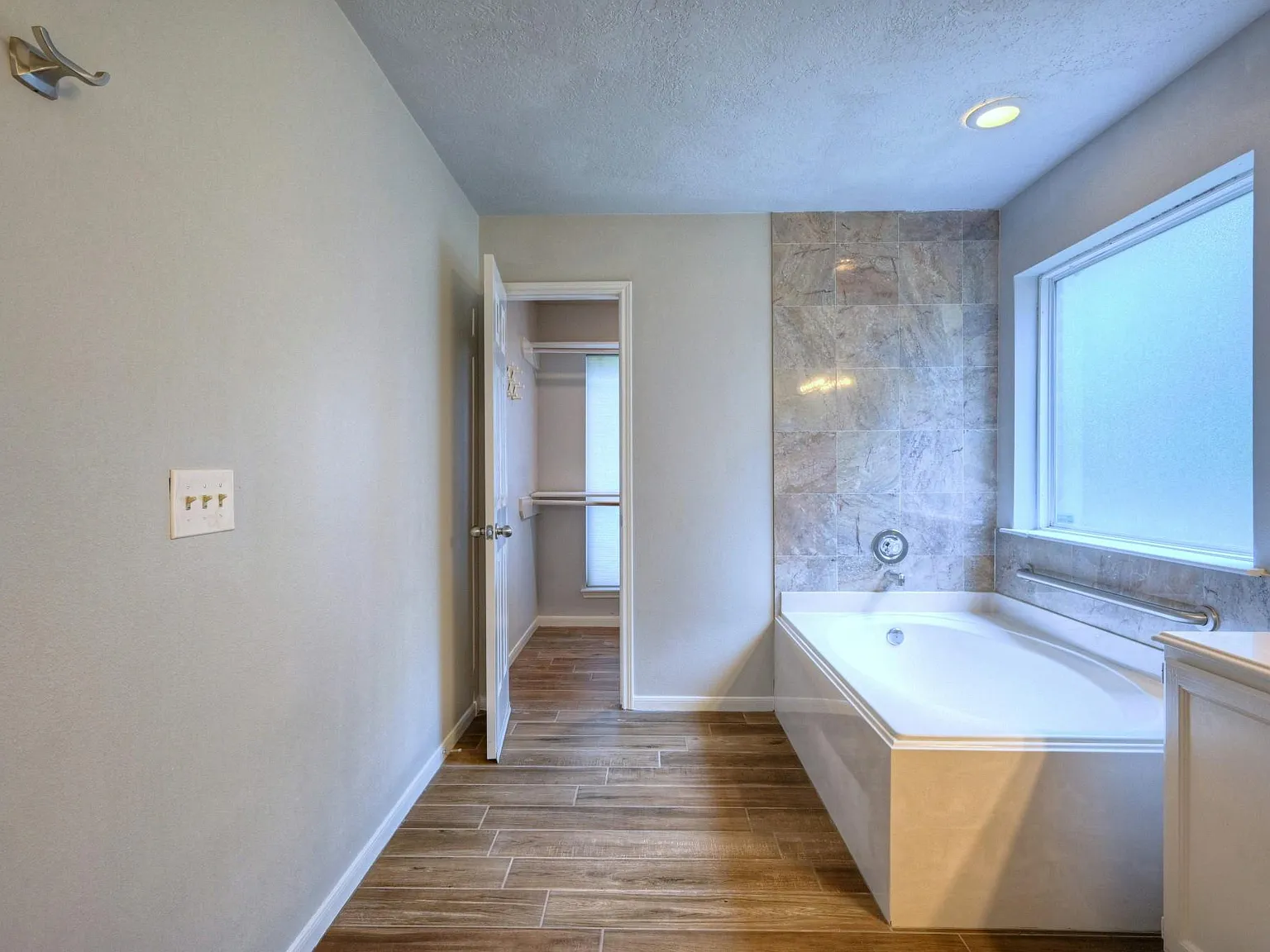 4 bed, 2.0 bath, 1960 sqft, $2,500 — Photo 4