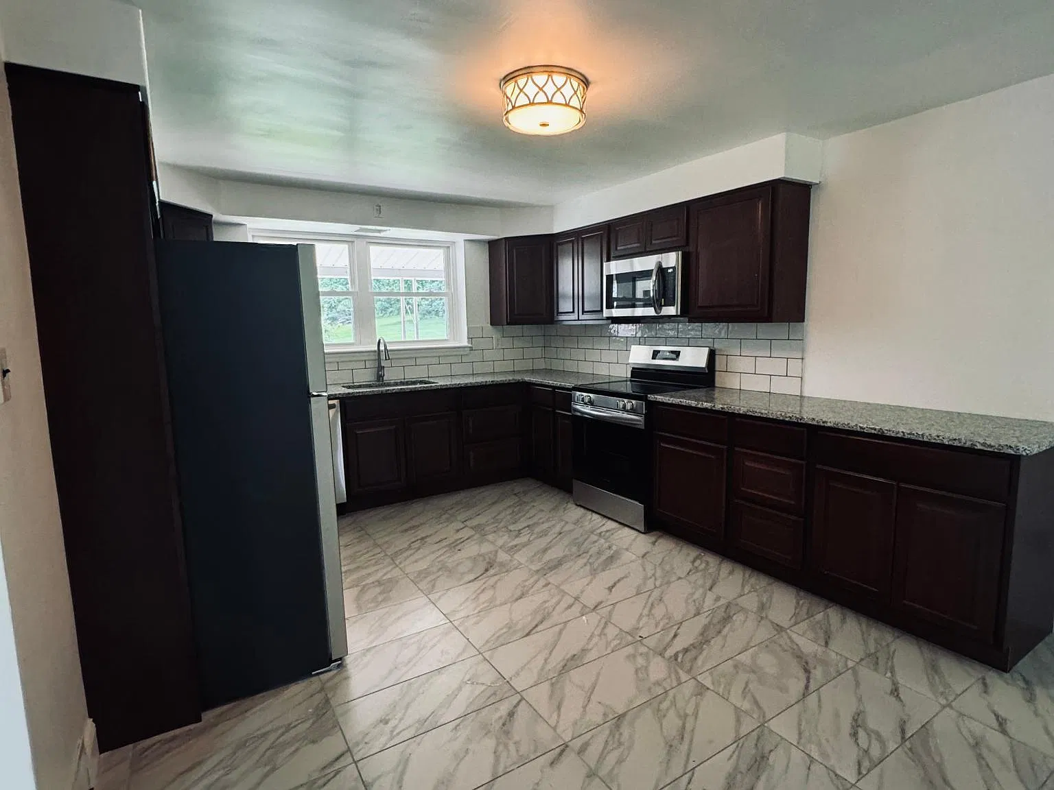 3 bed, 1.5 bath, 967 sqft, $1,900 — Photo 4