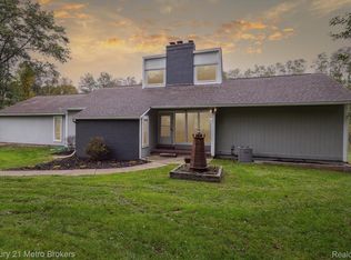 10111 White Lake Rd, Fenton, MI 48430