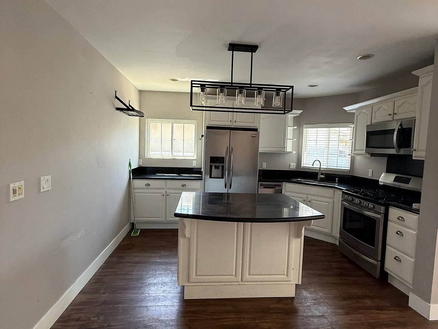 2 bed, 950 sqft, $3,000 — Photo 3