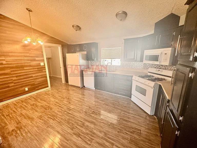 863 S Artesian Rd — Photo 6