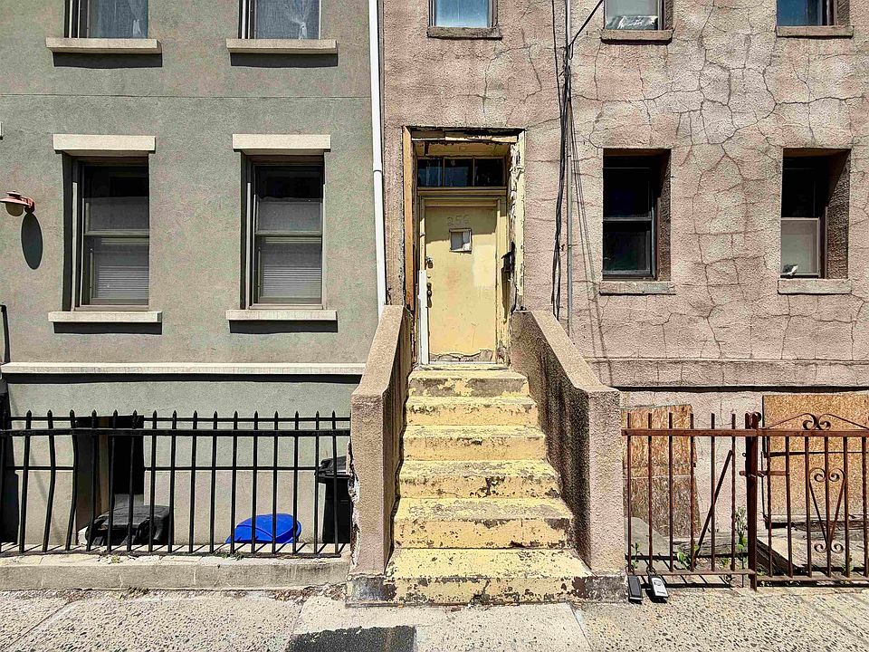 2nd image of 256 2nd St