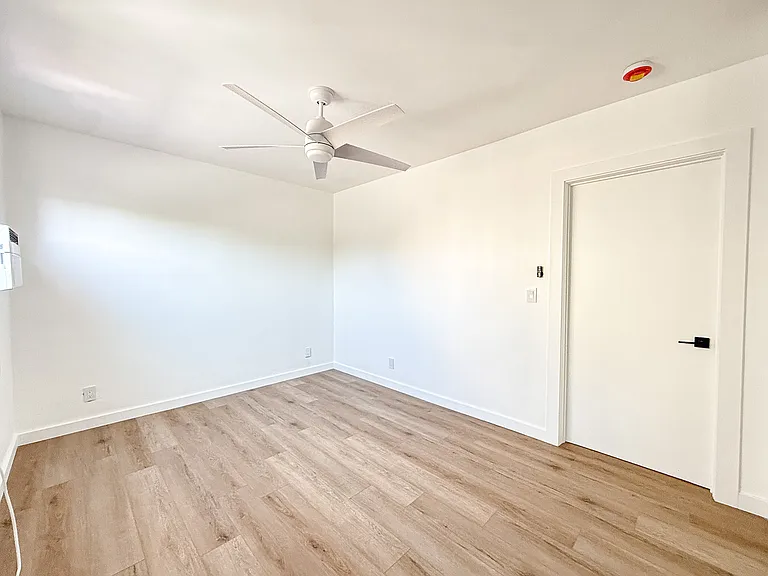 331 W Windsor Rd #6 — Photo 9
