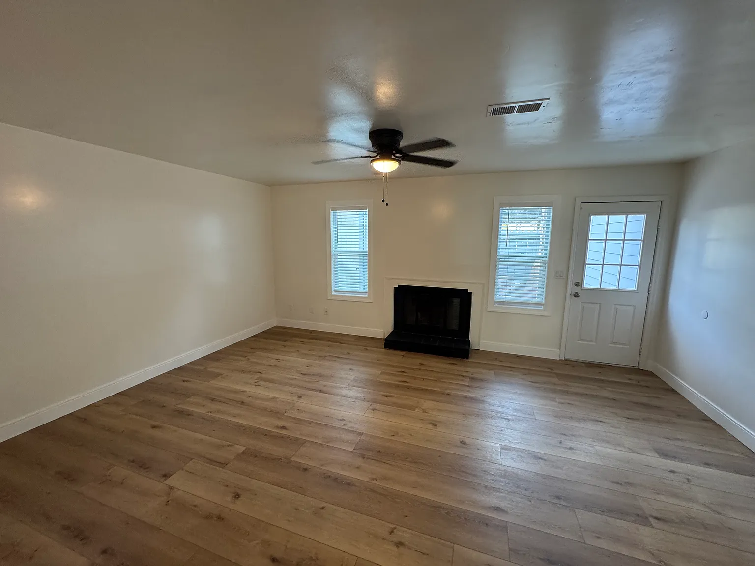 3 bed, 2.5 bath, 1650 sqft, $1,900 — Photo 3