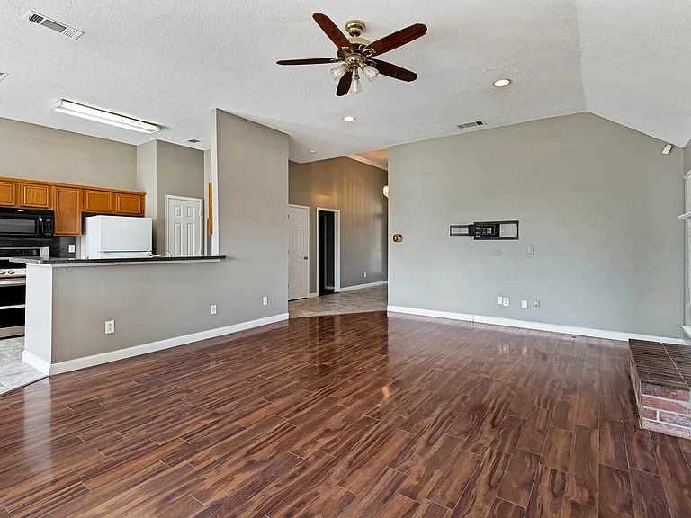 521 Brazos St — Photo 6