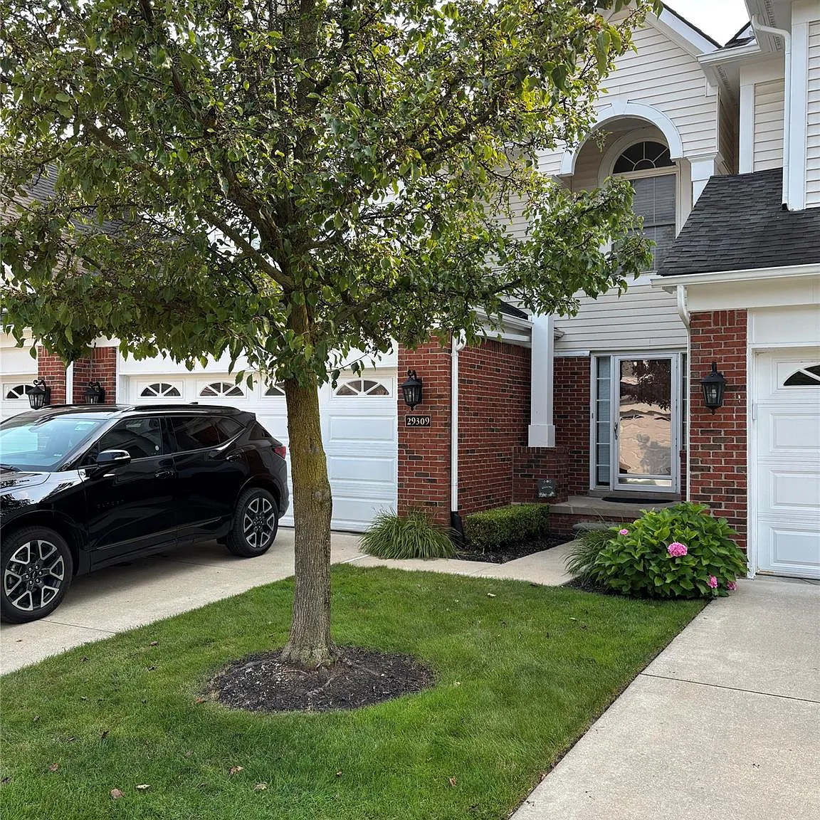 3 bed, 2.5 bath, 1676 sqft, $2,500 — Photo 2