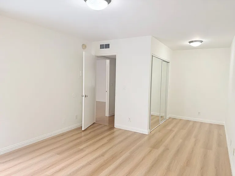 331 Ardmore Avenue Apartments - Prime Location in Koreatown — Photo 15
