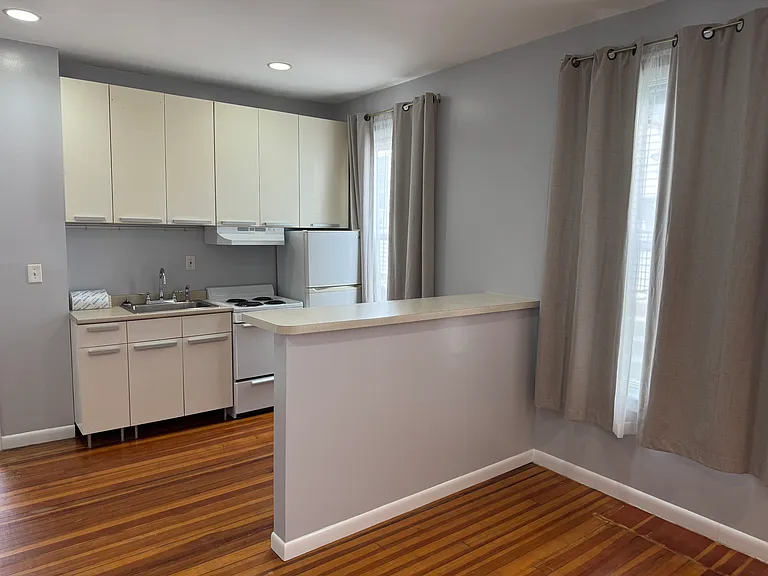 56 College Ave #1R — Photo 2