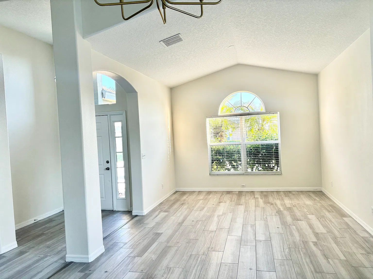 4 bed, 2110 sqft, $2,500 — Photo 2