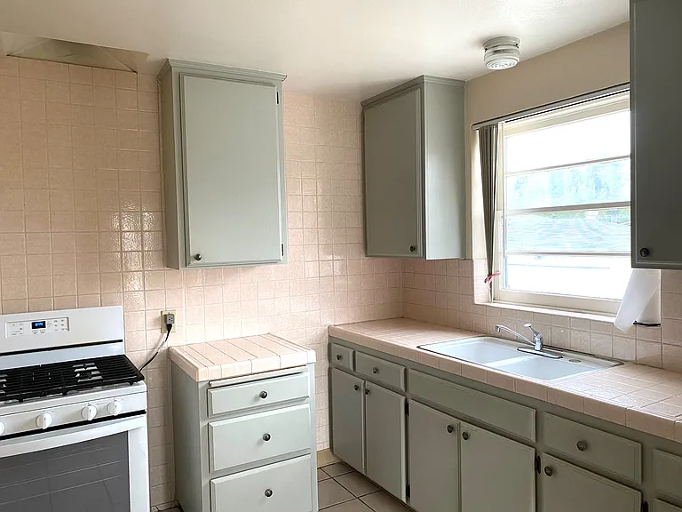 2570 B St — Photo 9