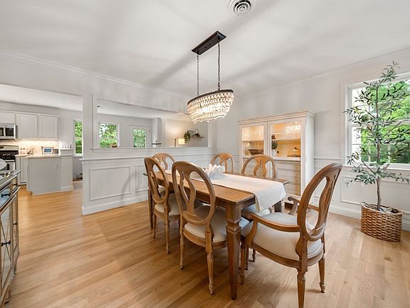 4th image of 22 Edgewater Dr