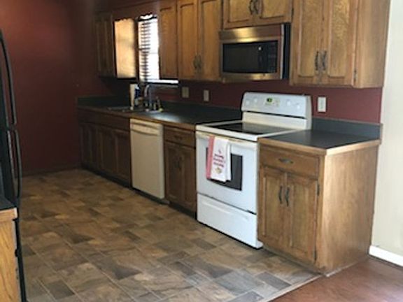 3rd image of 10 Concord Cir