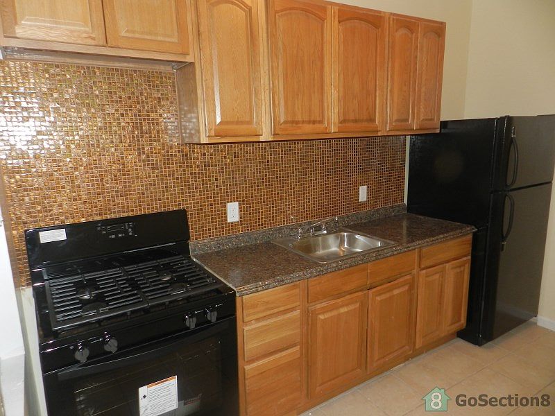 2nd image of 1650 N Fulton Ave