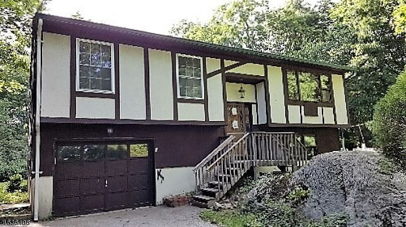 1st image of 19 Lawrence Dr
