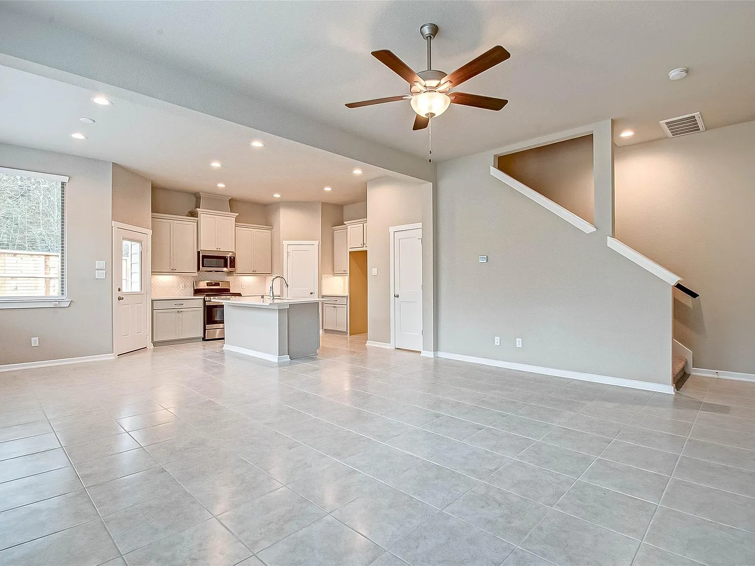 3 bed, 2.5 bath, 1809 sqft, $2,200 — Photo 3