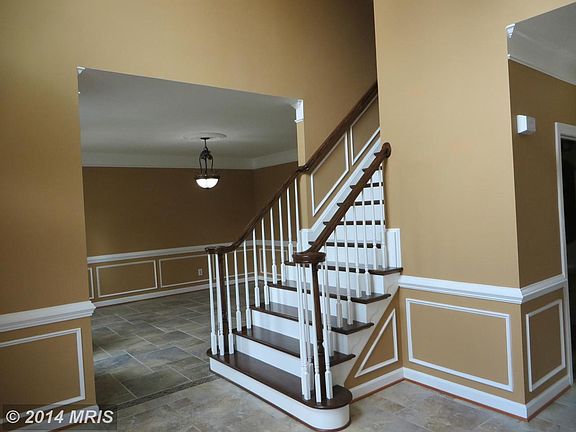 LARGE ENTRY FOYER