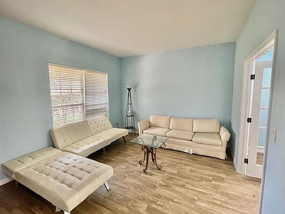 3rd image of 1237 Cathcart Cir