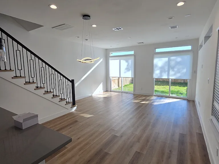 6733 Peerless St — Photo 1