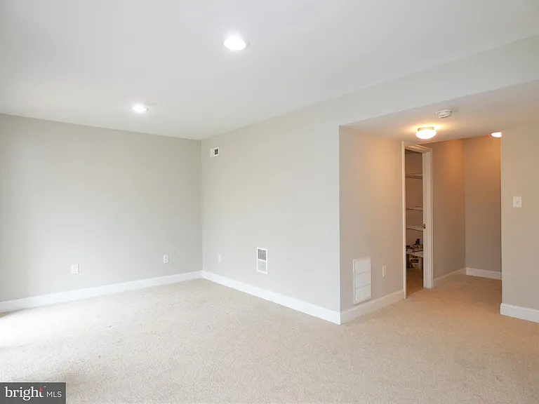 4128 Hamlin Ct — Photo 72