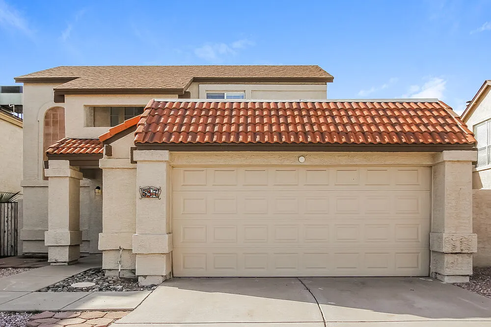 3 bed, 2.0 bath, 1656 sqft, $2,405 — Photo 1