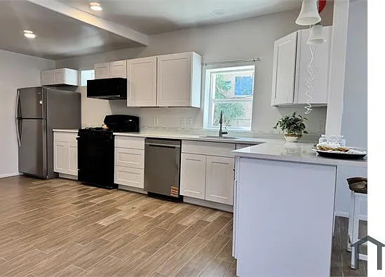 3 bed, 1154 sqft, $1,950 — Photo 3