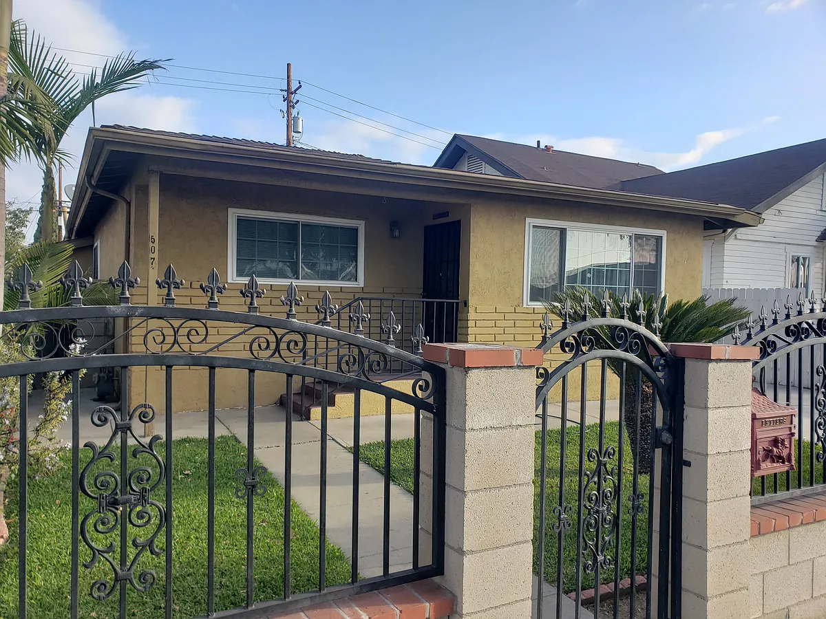 Gated House - 507 E Valencia Dr