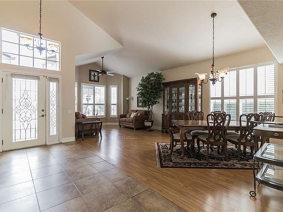 5th image of 156 Oak Grove Cir