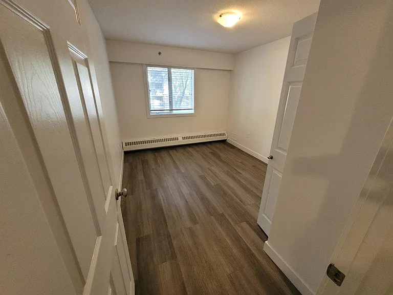 537 4th Ave N #105 — Photo 6