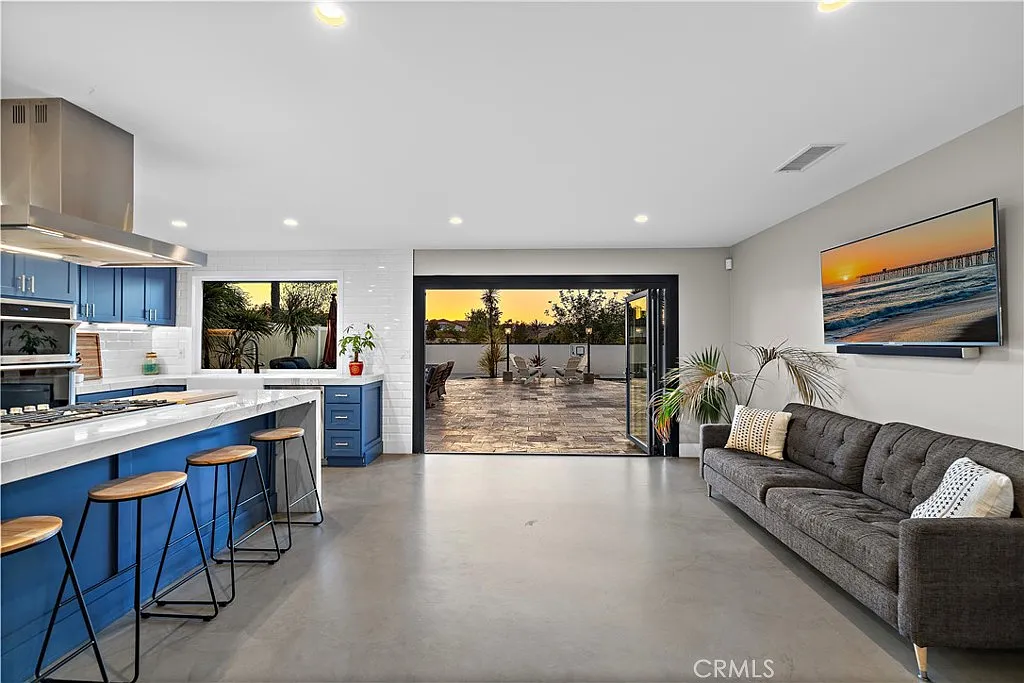4 bed, 2.5 bath, 2656 sqft, $12,200 — Photo 3